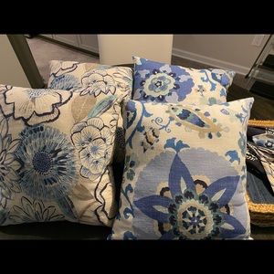 4 X 18’ Pillows , 8 Table Place Mats and 6 Napkins